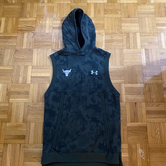 Under armour fitted sleeveless hooded sweater. Mens Medium - Picture 2 of 2